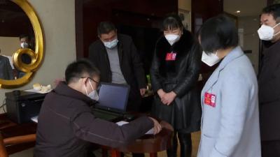 人大代表今日报到