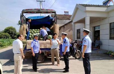 松滋民警走进八宝瓜棚，“田间警务”护农安