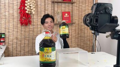 松滋市数字乡村建设人物故事：“都市归雁”变身“田间主播”