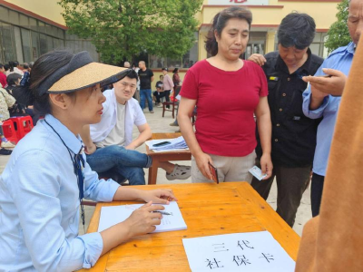 市政务服务中心：上门服务进双河村，三代社保卡办理“零距离”