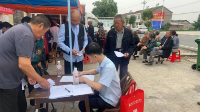 市政务服务中心携手农商行：白果树村迎来 “卡时代”升级