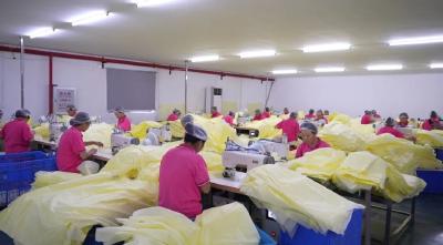 锚定千亿新目标 冲刺全国百强县 | 生产一线 |日产1.8万件！40万件防护服加速“出海”