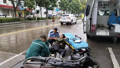 雨中这一幕，暖心