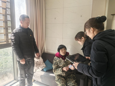 上门办卡暖民心 服务到家显温情