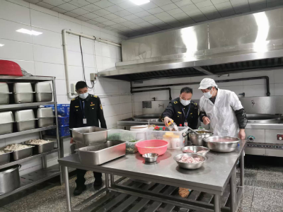 八宝市场监管所开展校园食堂随机检查 筑牢食品安全防线