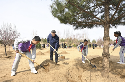 党和国家领导人参加首都义务植树活动