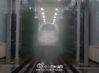 雾霾天气持续 高铁成“奔跑的茶叶蛋”