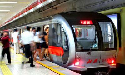 北京地铁今起试点刷手机 苹果手机暂无法使用