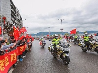江苏“天使”返程，黄石“倾城”相送