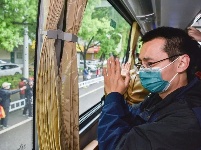 江苏“天使”返程，黄石“倾城”相送