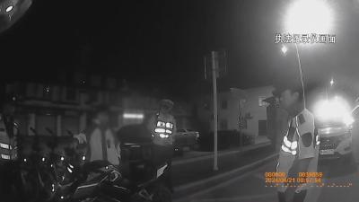 【新闻直通车】无牌无证 15岁男孩骑摩托车“炸街”被抓