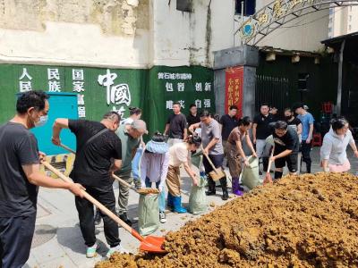 青龙阁社区：地下室渗水存隐患 合力抢险保民生