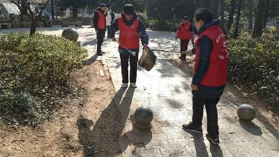 友爱街社区党员志愿者开展清洁家园行动 助力居民喜迎新春