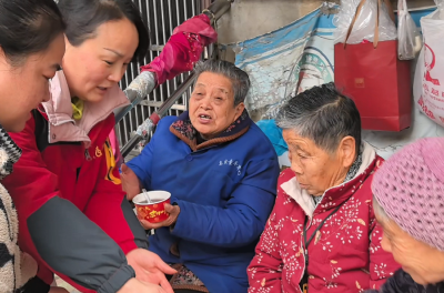 东屏社区：浓情腊八节 温暖老人心