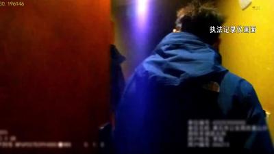 【新闻直通车】涉黄！涉诈！3男子深夜张贴“小卡片”被抓