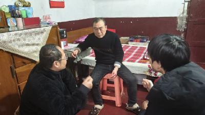 马家嘴社区：“平安管家”主动出击 送法进家门解民忧