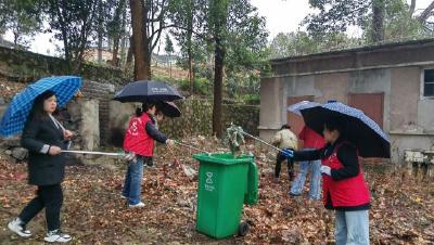 友爱街社区冒雨清理卫生死角，守护居民健康