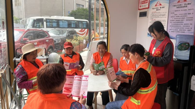 袁家畈社区工会驿站开展知识宣传与慰问活动 关爱户外劳动者