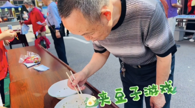 做香包 系红绳 玩游戏 居民邻里欢声笑语迎端午