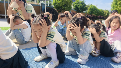 童心筑安全 防患于未然  还地桥镇中心幼儿园开展防震减灾应急演练活动