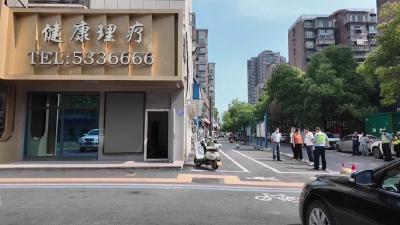 【新闻直通车】文明之光·点石成金 | 商户圈地划车位 多部门联手整治