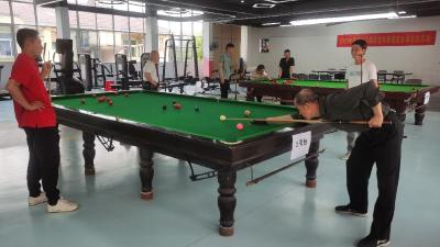 下陆区举办老年斯诺克台球交流活动  银龄选手挥杆展风采动