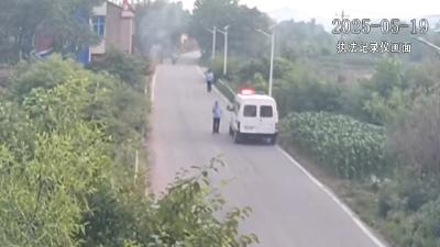【新闻直通车】七旬老人日落未归 民辅警披荆斩棘寻人