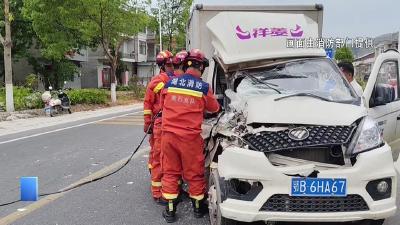 【新闻直通车】两车追尾 司机被困 消防员破拆营救
