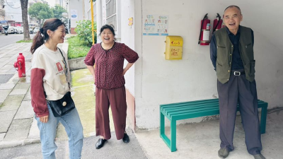 孔雀苑社区安装便民凉椅  居民乐享"暖心休息站"