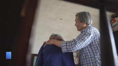 【新闻直通车】我爱你，母亲！|  有妈在就是幸福的！ 七旬孝女照料瘫痪22年百岁母亲