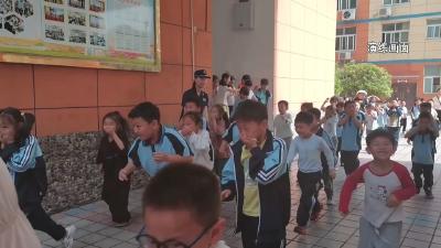 【新闻直通车】全国防灾减灾日 讲安全会应急 | 实战演练  学逃生本领