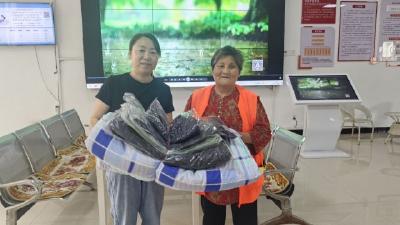 暖心关怀送一线 冶矿路社区致敬 "城市美容师"
