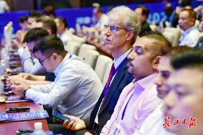 弘扬三大精神 奋力建成支点｜一场招商会看武汉产业跃升，战略性新兴产业成为主力军