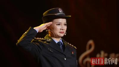 还记得1998年洪水中，抱树被救的小江珊吗？27年后，已成为民警的她动情讲述