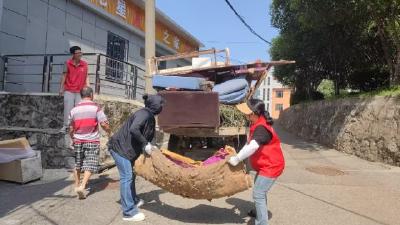 友爱街社区开展乱堆乱放专项清理行动 巾帼力量助力社区焕新颜