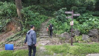 【新闻直通车】团城山公园：撒药驱蛇 设警示牌 确保游客安全