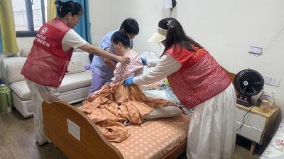 袁海湾社区开展 "温情助浴" 服务 关爱行动不便老人