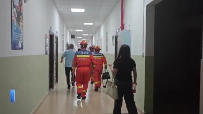 【新闻直通车】手卡猫眼 消防上演“指尖上的救援”
