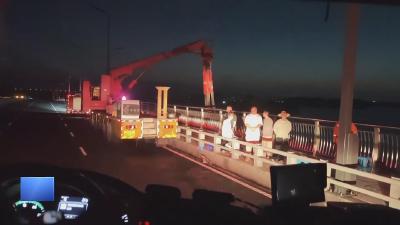 【新闻直通车】桥检车突发故障 三名工人被困 消防“水陆空”施救