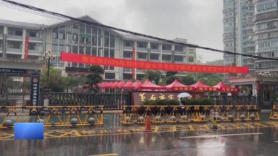 【新闻直通车】中考加油！|  考点外的“最后一课”