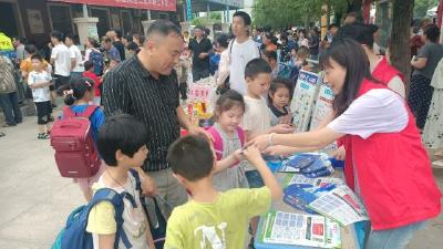 白沙镇开展“防范青少年药物滥用”主题禁毒宣传活动
