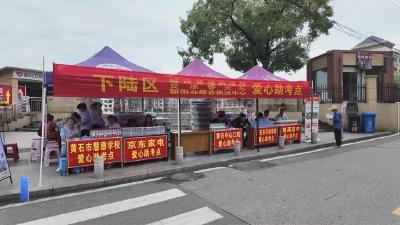 【新闻直通车】直击中考首日现场  |  城管部门：有水有扇子能咨询 让助考点满足家长需求