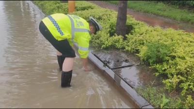 【新闻直通车】道路积水 车辆熄火 交警涉水推车
