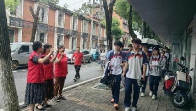 友爱街社区开展“爱心助考”志愿服务 为中考学子保驾护航
