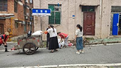 胜利路社区网格“微管家”迅速行动  清理楼顶垃圾解民忧