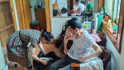 铜都社区开展 “爱心护理垫到家” 活动 情暖失能老人