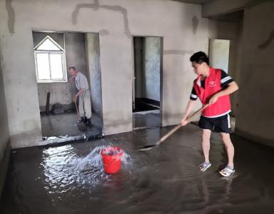龙衢湾社区微管家紧急排涝 暴雨中为居民撑起 "暖心伞"