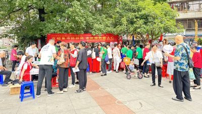 “文明集市”进小区，居民开心来“赶集”