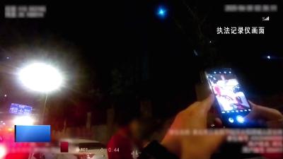 【新闻直通车】男子凌晨张贴涉黄小卡片 民警百米冲刺擒获