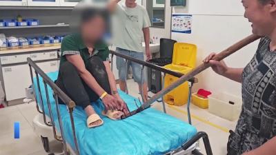【新闻直通车】钉耙刺穿女子脚掌 119、120接力“手术”